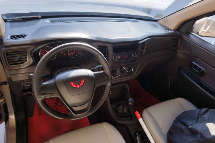 Used Wuling Hongguang V 2022 1.5L Jingqu Edition Enclosed-Window Vehicle with Electric Power Steering LAR Interior 2