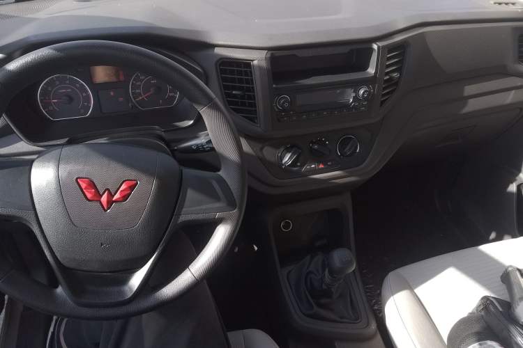 Used Wuling Hongguang V 2022 1.5L Jingqu Edition Electric-Assist LAR Interior 2