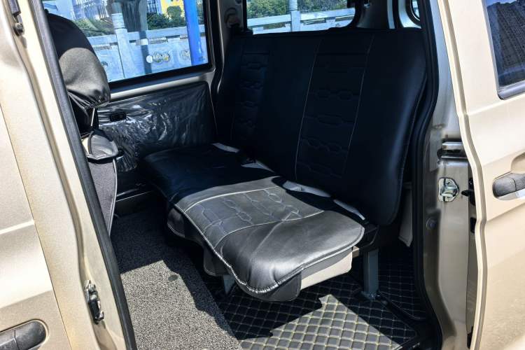 Used Wuling Hongguang V 2022 1.5L Jingqu Edition Electric-Assist LAR Interior 2
