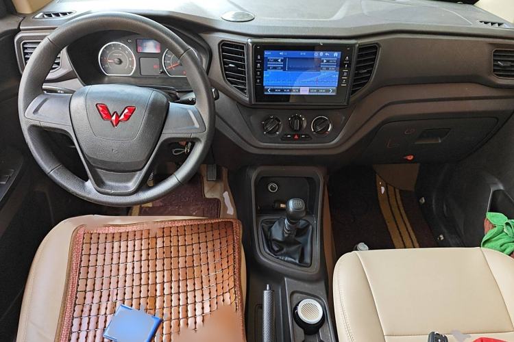 Used Wuling Hongguang V 2022 1.5L Jingqu Edition Enclosed-Window Vehicle with Electric Power Steering LAR Interior 2