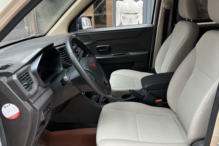 Used Wuling Hongguang V 2022 1.5L Jingqu Version Hydraulic Power Steering LAR Interior 3
