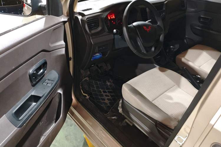 Used Wuling Hongguang V 2022 1.5L Jingqu Edition Enclosed-Window Vehicle with Electric Power Steering LAR Interior 3