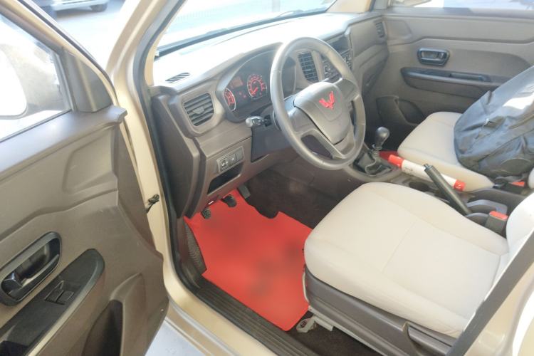 Used Wuling Hongguang V 2022 1.5L Jingqu Edition Enclosed-Window Vehicle with Electric Power Steering LAR Interior 3