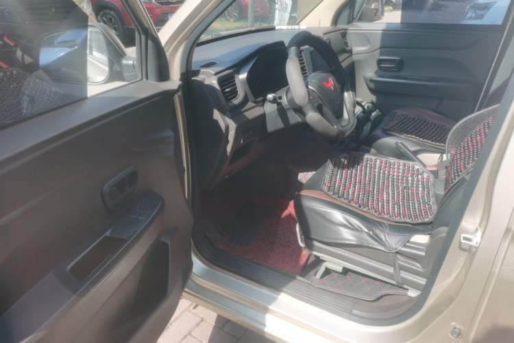 Used Wuling Hongguang V 2022 1.5L Jingqu Version Hydraulic Power Steering LAR Interior 3