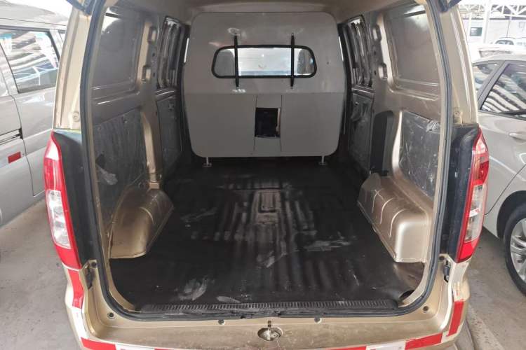 Used Wuling Hongguang V 2022 1.5L Jingqu Edition Enclosed-Window Vehicle with Electric Power Steering LAR Interior 3