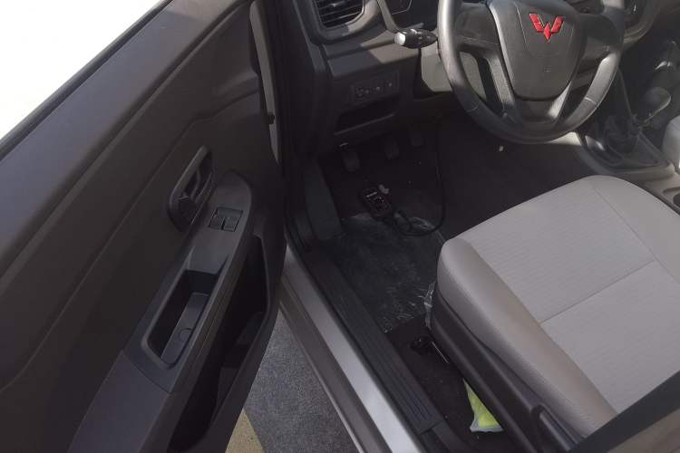 Used Wuling Hongguang V 2022 1.5L Jingqu Edition Electric-Assist LAR Interior 3