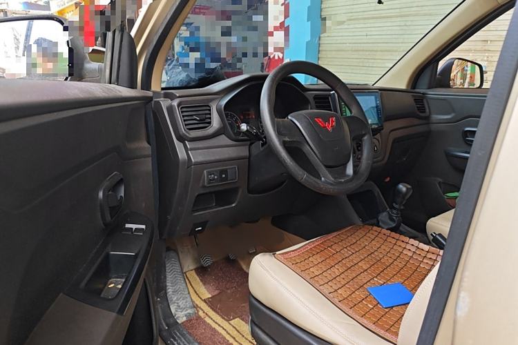 Used Wuling Hongguang V 2022 1.5L Jingqu Edition Enclosed-Window Vehicle with Electric Power Steering LAR Interior 3