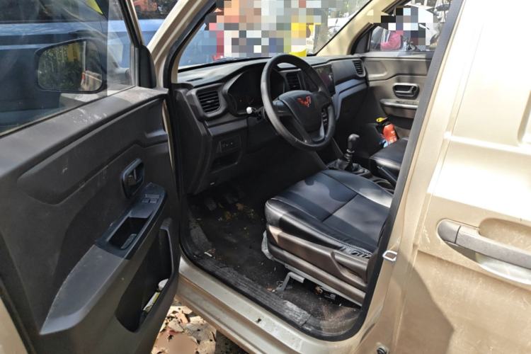 Used Wuling Hongguang V 2022 1.5L Jingqu Edition Enclosed-Window Vehicle with Hydraulic Power Steering LAR Interior 3
