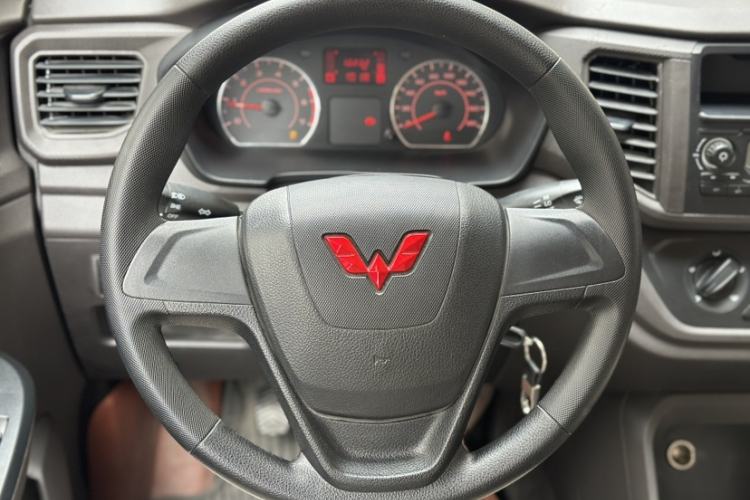 Used Wuling Hongguang V 2022 1.5L Jingqu Version Hydraulic Power Steering LAR Interior 4