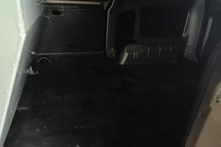 Used Wuling Hongguang V 2022 1.5L Jingqu Edition Enclosed-Window Vehicle with Hydraulic Power Steering LAR Interior 4