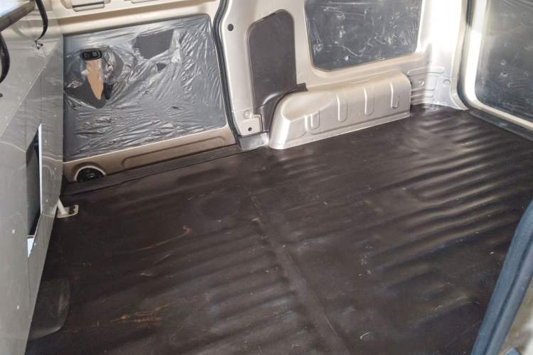 Used Wuling Hongguang V 2022 1.5L Jingqu Edition Enclosed-Window Vehicle with Electric Power Steering LAR Interior 4
