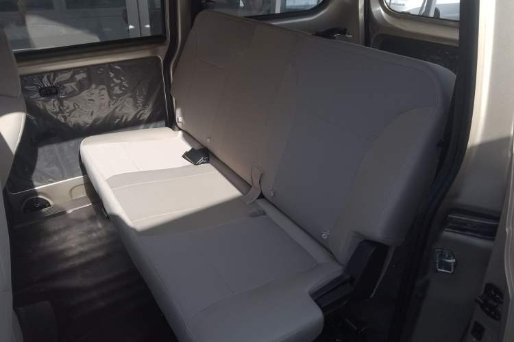 Used Wuling Hongguang V 2022 1.5L Jingqu Edition Electric-Assist LAR Interior 4