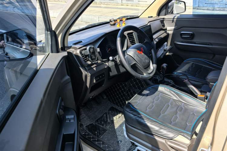 Used Wuling Hongguang V 2022 1.5L Jingqu Edition Electric-Assist LAR Interior 4