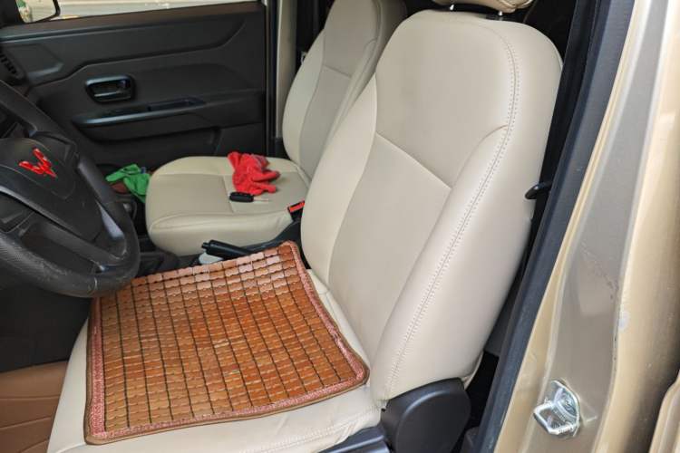 Used Wuling Hongguang V 2022 1.5L Jingqu Edition Enclosed-Window Vehicle with Electric Power Steering LAR Interior 4