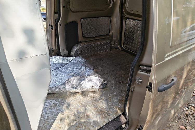 Used Wuling Hongguang V 2022 1.5L Jingqu Edition Enclosed-Window Vehicle with Hydraulic Power Steering LAR Interior 4