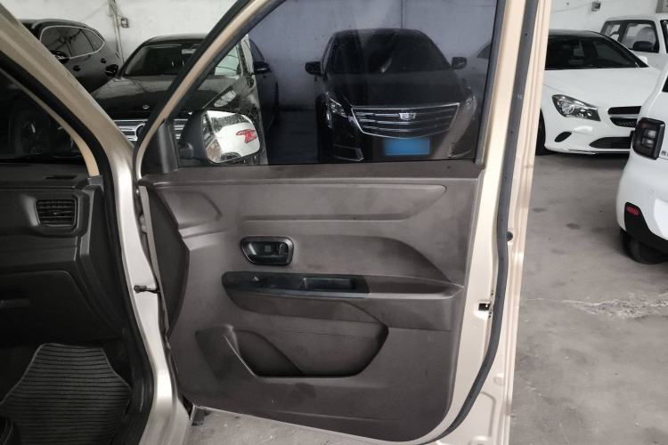 Used Wuling Hongguang V 2022 1.5L Jingqu Edition Enclosed-Window Vehicle with Hydraulic Power Steering LAR Interior 5