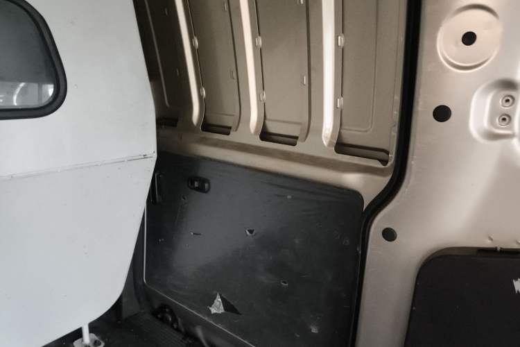 Used Wuling Hongguang V 2022 1.5L Jingqu Edition Enclosed-Window Vehicle with Hydraulic Power Steering LAR Interior 6