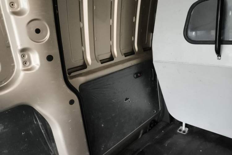 Used Wuling Hongguang V 2022 1.5L Jingqu Edition Enclosed-Window Vehicle with Hydraulic Power Steering LAR Interior 8