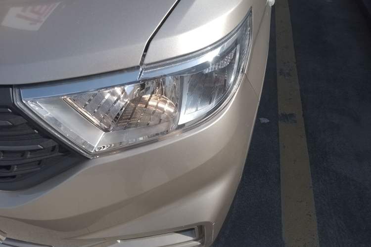 Used Wuling Hongguang V 2022 1.5L Jingqu Edition Electric-Assist LAR Left Front Headlight