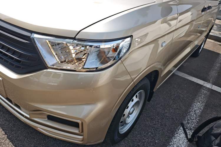 Used Wuling Hongguang V 2022 1.5L Jingqu Edition Electric-Assist LAR Left Front Headlight