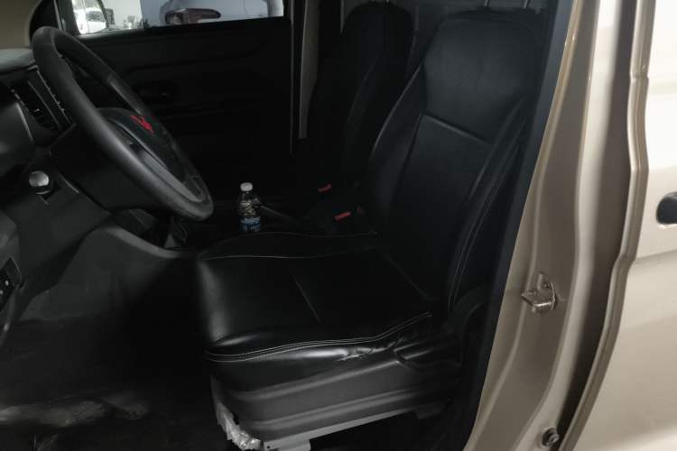 Used Wuling Hongguang V 2022 1.5L Jingqu Edition Enclosed-Window Vehicle with Hydraulic Power Steering LAR Left Front Seat