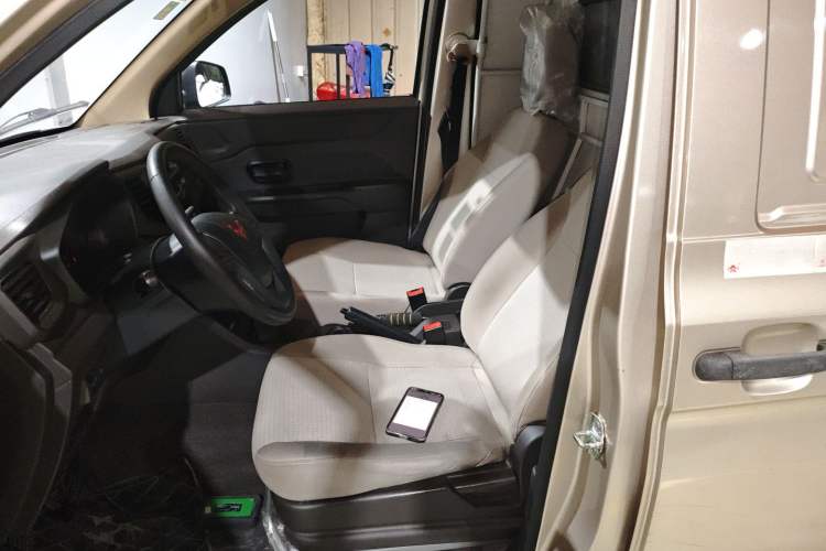 Used Wuling Hongguang V 2022 1.5L Jingqu Edition Enclosed-Window Vehicle with Electric Power Steering LAR Left Front Seat