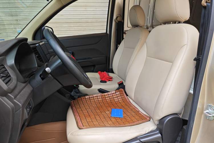 Used Wuling Hongguang V 2022 1.5L Jingqu Edition Enclosed-Window Vehicle with Electric Power Steering LAR Left Front Seat