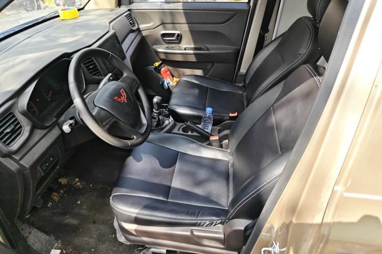 Used Wuling Hongguang V 2022 1.5L Jingqu Edition Enclosed-Window Vehicle with Hydraulic Power Steering LAR Left Front Seat