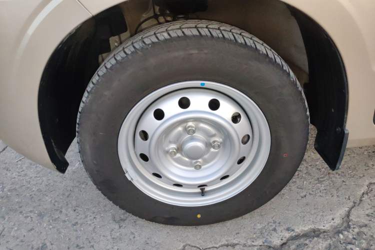Used Wuling Hongguang V 2022 1.5L Jingqu Edition Electric-Assist LAR Left Front Wheel Hub