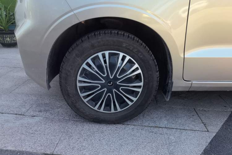 Used Wuling Hongguang V 2022 1.5L Jingqu Edition Electric-Assist LAR Left Front Wheel Hub