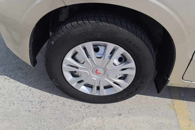Used Wuling Hongguang V 2022 1.5L Jingqu Edition Electric-Assist LAR Left Front Wheel Hub