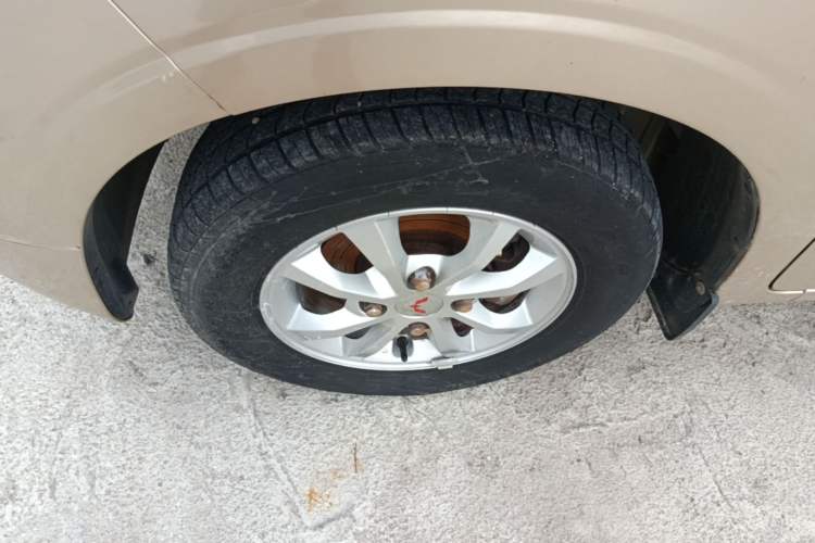 Used Wuling Hongguang V 2022 1.5L Enjoy Edition Electric-Powered LAR Left Front Wheel Hub