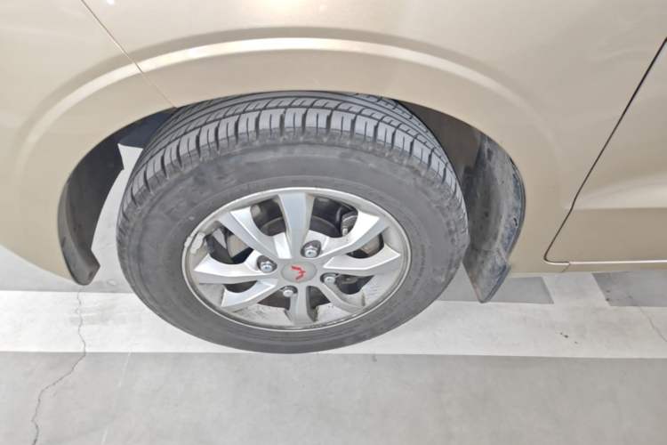 Used Wuling Hongguang V 2022 1.5L Enjoy Edition Electric-Powered LAR Left Front Wheel Hub