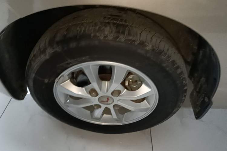 Used Wuling Hongguang V 2022 1.5L Enjoy Edition Electric-Powered LAR Left Front Wheel Hub