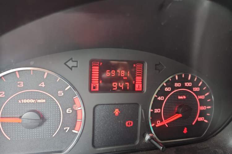 Used Wuling Hongguang V 2022 1.5L Jingqu Edition Enclosed-Window Vehicle with Hydraulic Power Steering LAR Odometer Close Up