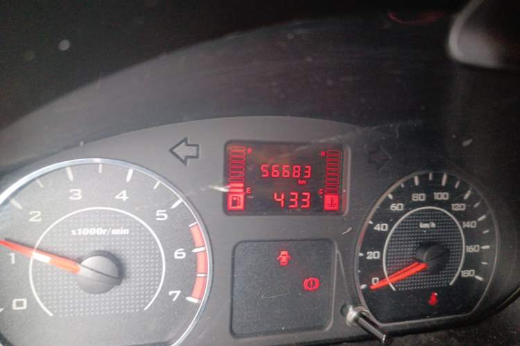 Used Wuling Hongguang V 2022 1.5L Jingqu Edition Enclosed-Window Vehicle with Hydraulic Power Steering LAR Odometer Close Up