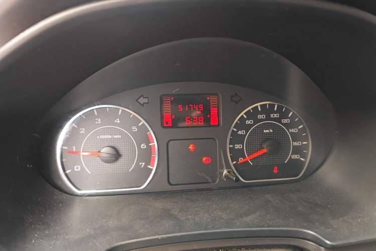 Used Wuling Hongguang V 2022 1.5L Jingqu Edition Enclosed-Window Vehicle with Electric Power Steering LAR Odometer Close Up