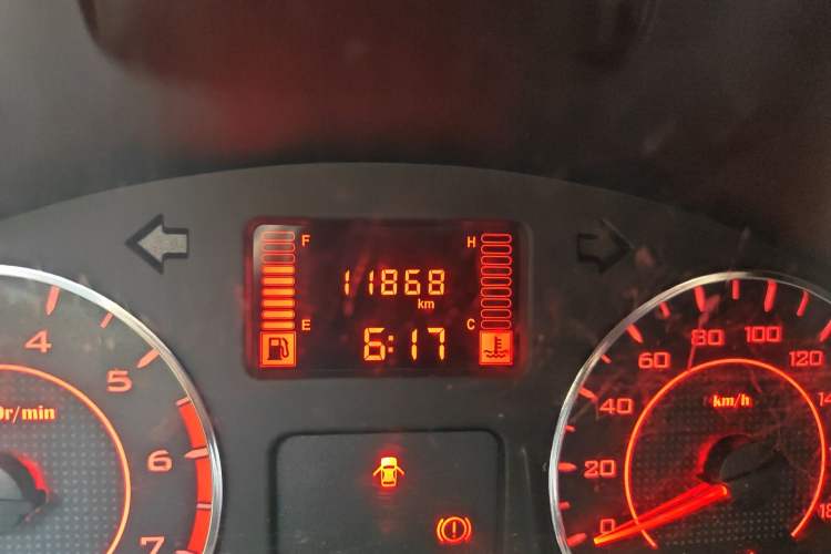 Used Wuling Hongguang V 2022 1.5L Jingqu Edition Enclosed-Window Vehicle with Hydraulic Power Steering LAR Odometer Close Up
