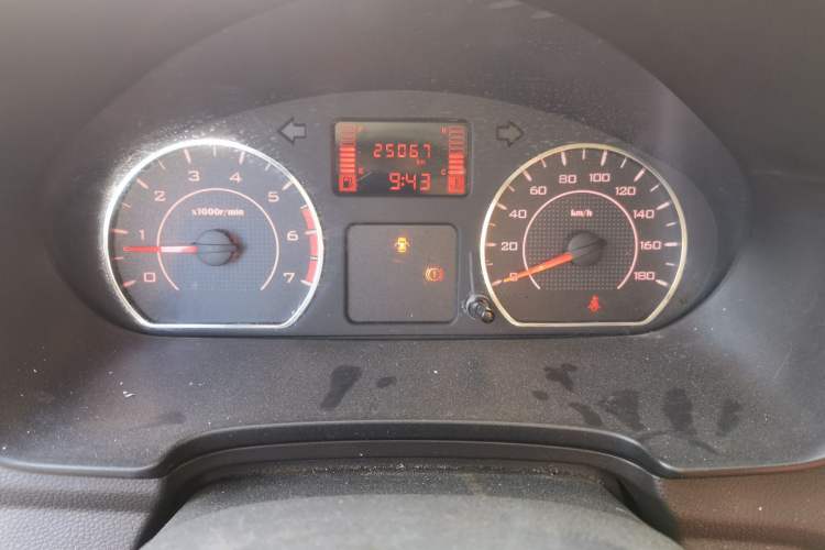 Used Wuling Hongguang V 2022 1.5L Jingqu Edition Electric-Assist LAR Odometer Close Up