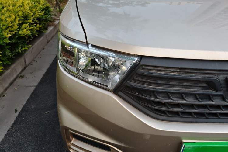 Used Wuling Hongguang V 2022 1.5L Jingqu Edition Electric-Assist LAR Right Front Headlight