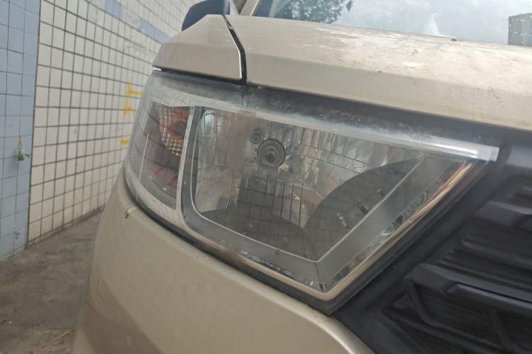 Used Wuling Hongguang V 2022 1.5L Jingqu Edition Enclosed-Window Vehicle with Hydraulic Power Steering LAR Right Front Headlight