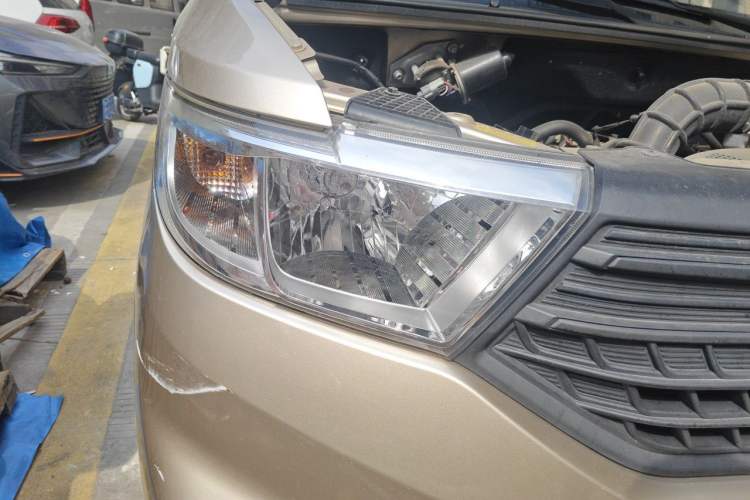Used Wuling Hongguang V 2022 1.5L Jingqu Edition Electric-Assist LAR Right Front Headlight