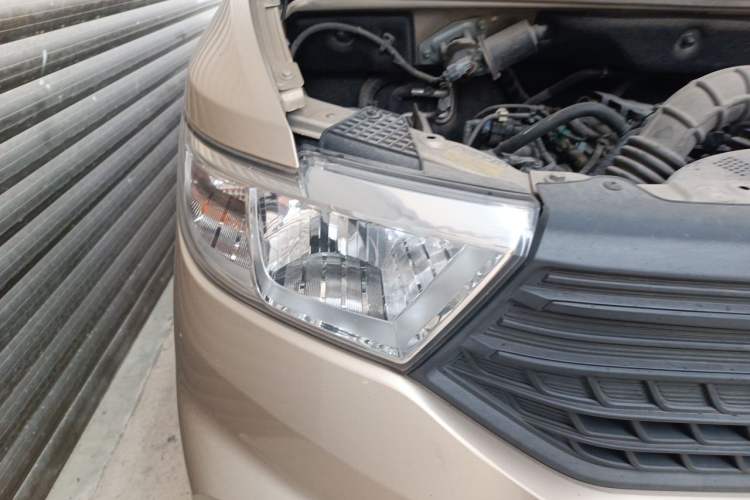 Used Wuling Hongguang V 2022 1.5L Jingqu Edition Enclosed-Window Vehicle with Hydraulic Power Steering LAR Right Front Headlight