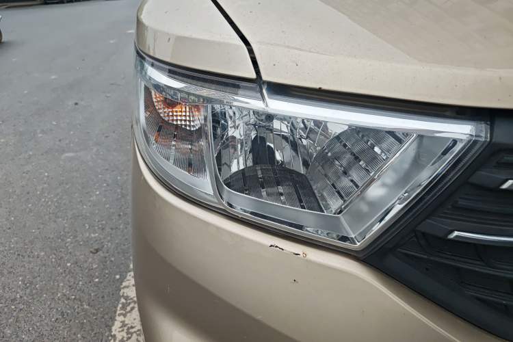 Used Wuling Hongguang V 2022 1.5L Jingqu Edition Electric-Assist LAR Right Front Headlight
