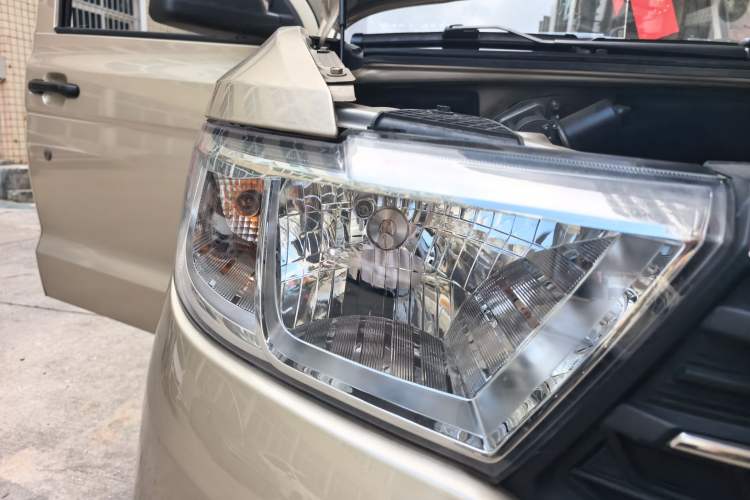 Used Wuling Hongguang V 2022 1.5L Jingqu Edition Electric-Assist LAR Right Front Headlight
