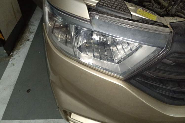Used Wuling Hongguang V 2022 1.5L Jingqu Edition Electric-Assist LAR Right Front Headlight