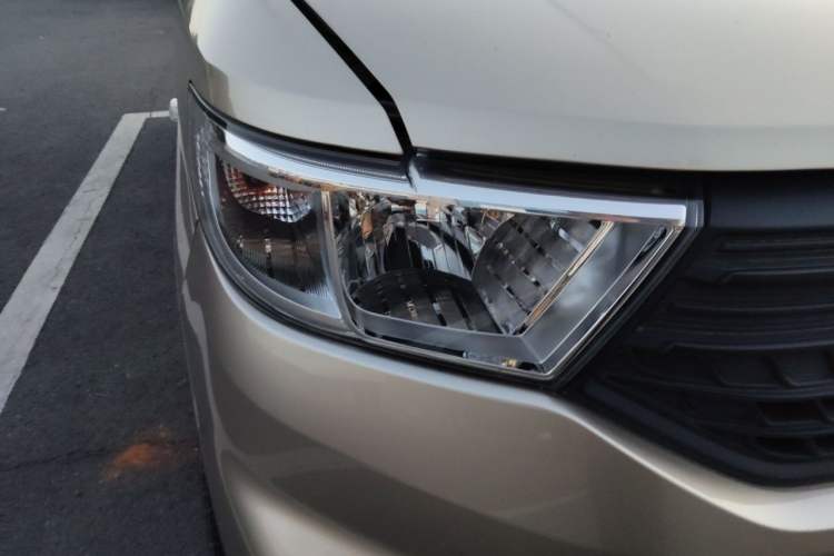 Used Wuling Hongguang V 2022 1.5L Jingqu Edition Electric-Assist LAR Right Front Headlight