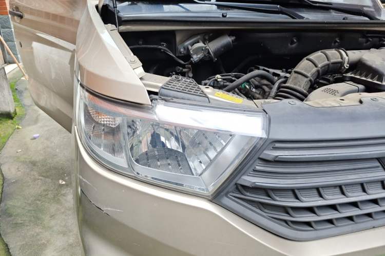 Used Wuling Hongguang V 2022 1.5L Jingqu Edition Electric-Assist LAR Right Front Headlight