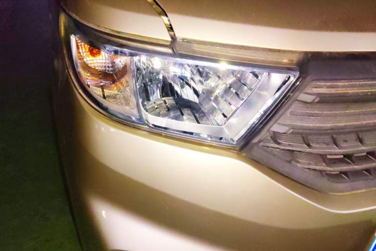 Used Wuling Hongguang V 2022 1.5L Enjoy Edition Hydraulic Power Steering LAR Right Front Headlight
