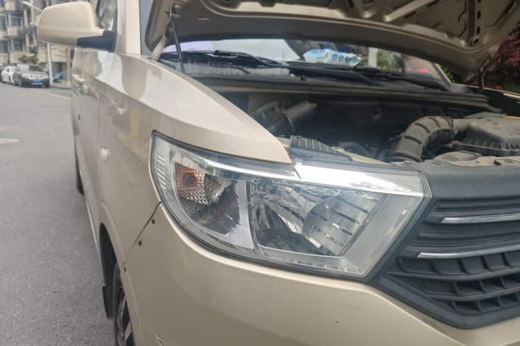 Used Wuling Hongguang V 2022 1.5L Jingqu Edition Electric-Assist LAR Right Front Headlight